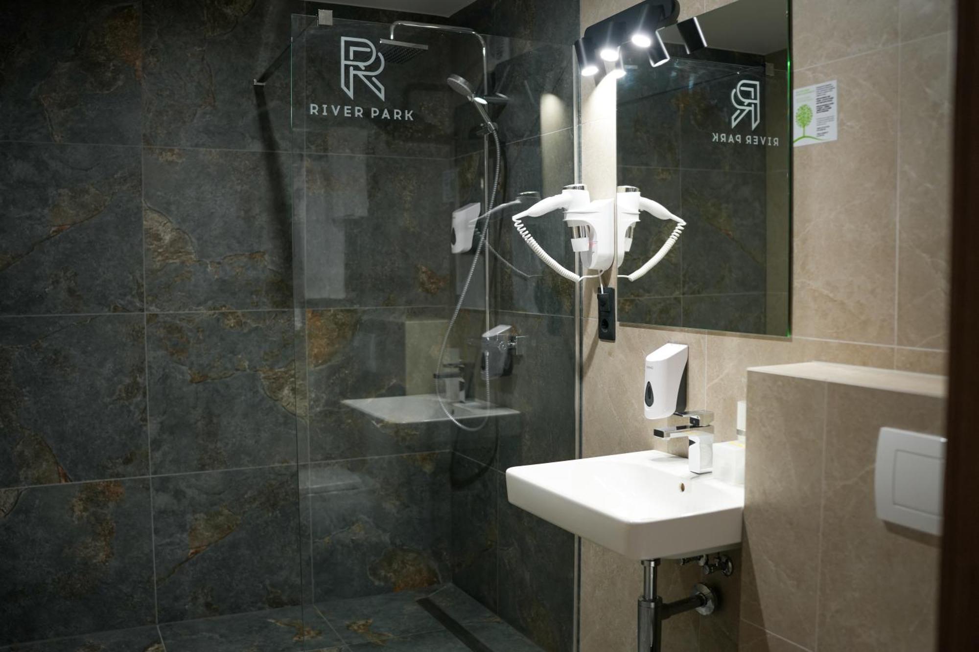 Optima Collection River Park Lutsk Bagian luar foto
